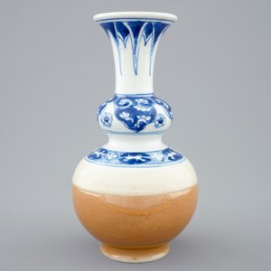 A Chinese blue and white café au lait vase, ex-coll. August the Strong, Kangxi — 照片 2