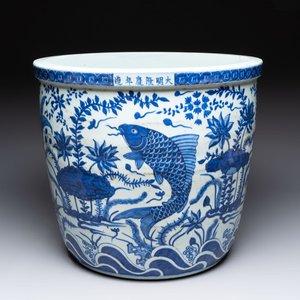 A Chinese blue and white 'carp' fish bowl, Longqing mark, 20th C. — photo 1