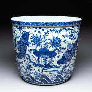 A Chinese blue and white 'carp' fish bowl, Longqing mark, 20th C. — photo 4