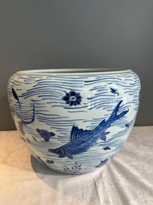 A Chinese blue and white 'carp' fishbowl, Kangxi — photo 3