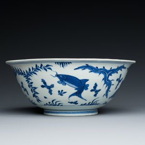 A Chinese blue and white 'carps' bowl, Chenghua mark, Kangxi — photo 2