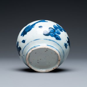 A Chinese blue and white 'carps' vase, Wanli — 照片 7