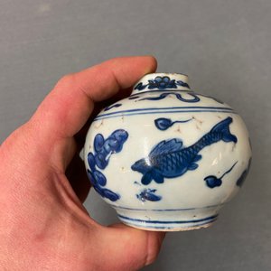 A Chinese blue and white 'carps' vase, Wanli — 照片 9