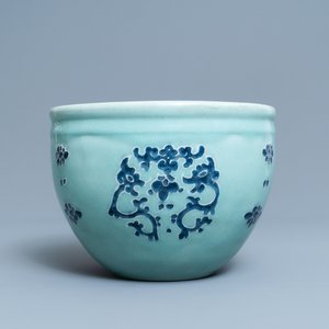 A Chinese blue and white celadon-ground jardinière, Qianlong — 照片 4