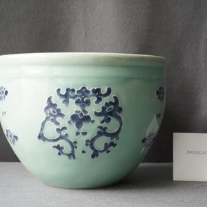 A Chinese blue and white celadon-ground jardinière, Qianlong — 照片 8