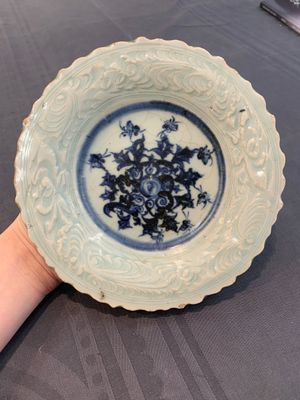 A Chinese blue and white celadon-ground plate with floral design, Ming — photo 1