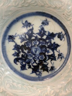 A Chinese blue and white celadon-ground plate with floral design, Ming — photo 2