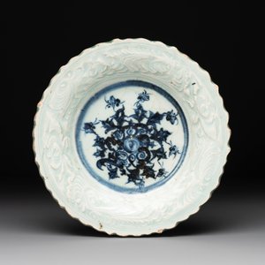 A Chinese blue and white celadon-ground plate with floral design, Ming — photo 1