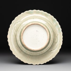 A Chinese blue and white celadon-ground plate with floral design, Ming — photo 2