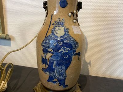 A Chinese blue and white celadon-ground vase, a pair of Nanking vases and a famille verte fish bowl, 19th C. — 照片 3