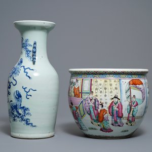 A Chinese blue and white celadon vase and a famille rose jardinière, 19th C. — photo 4