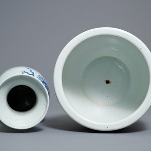 A Chinese blue and white celadon vase and a famille rose jardinière, 19th C. — photo 5