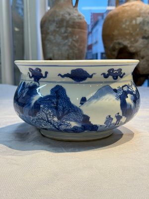 A Chinese blue and white censer depicting two sages in a mountainous landscape, Kangxi — foto 1