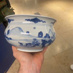A Chinese blue and white censer with figures in a mountainous landscape, Kangxi — 照片 9