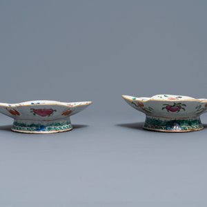A Chinese blue and white charger and two famille rose bowls, 19th C. — 照片 8