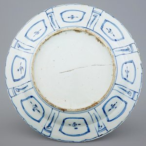 A Chinese blue and white charger with a grasshopper, Wanli, 1573-1619 — photo 2
