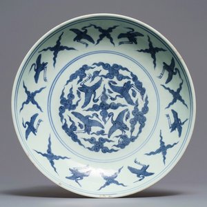 A Chinese blue and white charger with cranes, 'fui gui chang ming' mark, Jiajing — 照片 1