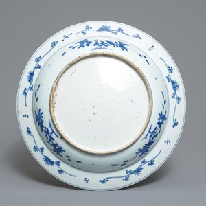 A Chinese blue and white charger with deer, birds and a toad, Jiajing — 照片 2
