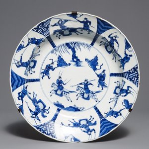 A Chinese blue and white charger with fighting horseriders, Chenghua mark, Kangxi — photo 1