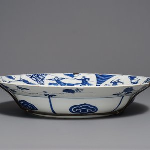A Chinese blue and white charger with fighting horseriders, Chenghua mark, Kangxi — photo 3