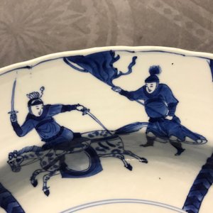 A Chinese blue and white charger with fighting horseriders, Chenghua mark, Kangxi — photo 5