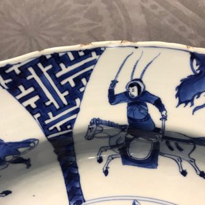 A Chinese blue and white charger with fighting horseriders, Chenghua mark, Kangxi — photo 6