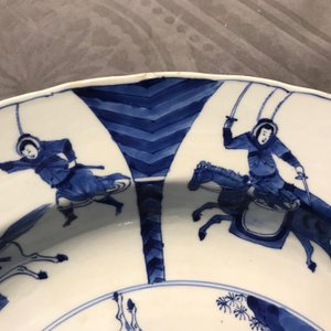 A Chinese blue and white charger with fighting horseriders, Chenghua mark, Kangxi — photo 7