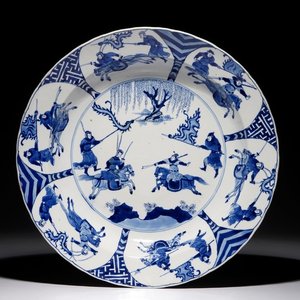 A Chinese blue and white charger with fighting warriors on horseback, Chenghua mark, Kangxi — photo 1