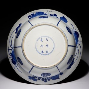 A Chinese blue and white charger with fighting warriors on horseback, Chenghua mark, Kangxi — photo 2