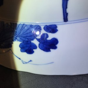 A Chinese blue and white charger with fighting warriors on horseback, Chenghua mark, Kangxi — photo 5