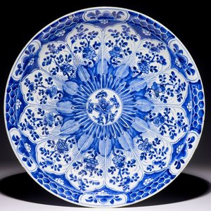 A Chinese blue and white charger with floral design, Kangxi — 照片 1
