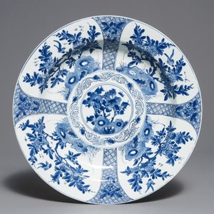 A Chinese blue and white charger with floral design, Kangxi — 照片 1