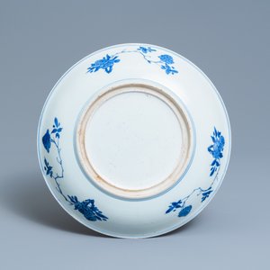 A Chinese blue and white charger with floral design, Kangxi — 照片 2