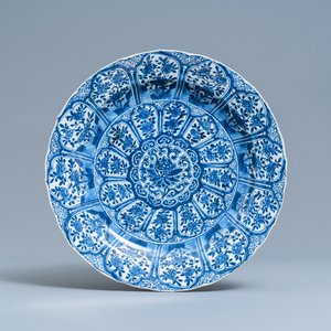 A Chinese blue and white charger with floral lotus design, Kangxi — 照片 1