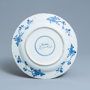 A Chinese blue and white charger with floral lotus design, Kangxi — 照片 2