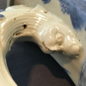 A Chinese blue and white chilong-handled vase, Kangxi — 照片 25