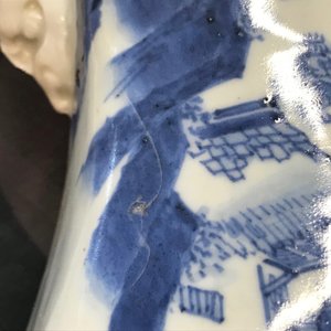 A Chinese blue and white chilong-handled vase, Kangxi — 照片 10