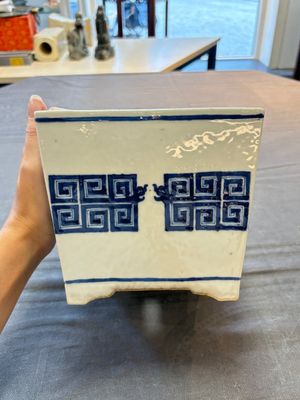 A Chinese blue and white 'chilong' square jardinière, 19th C. — 照片 1