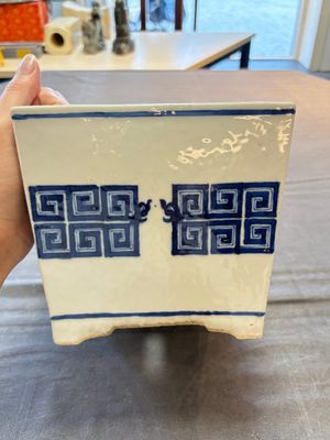 A Chinese blue and white 'chilong' square jardinière, 19th C. — 照片 2