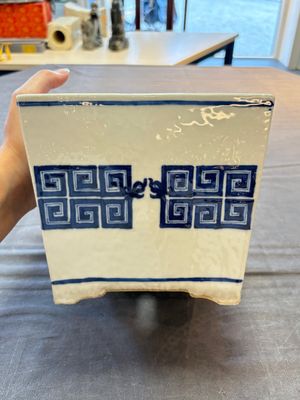 A Chinese blue and white 'chilong' square jardinière, 19th C. — 照片 3