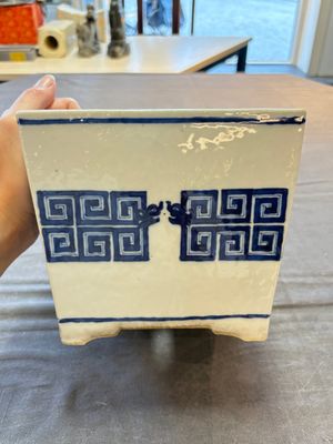 A Chinese blue and white 'chilong' square jardinière, 19th C. — 照片 4