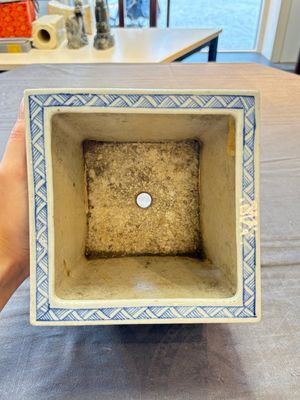A Chinese blue and white 'chilong' square jardinière, 19th C. — 照片 5