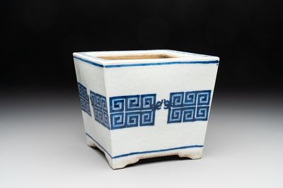 A Chinese blue and white 'chilong' square jardinière, 19th C.