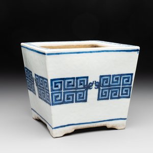 A Chinese blue and white 'chilong' square jardinière, 19th C. — 照片 1
