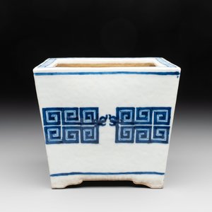A Chinese blue and white 'chilong' square jardinière, 19th C. — 照片 2