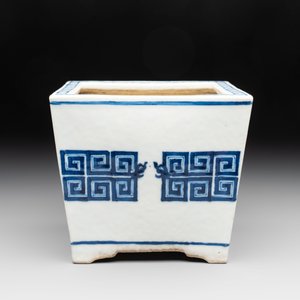 A Chinese blue and white 'chilong' square jardinière, 19th C. — 照片 3