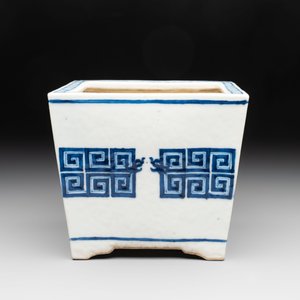 A Chinese blue and white 'chilong' square jardinière, 19th C. — 照片 4