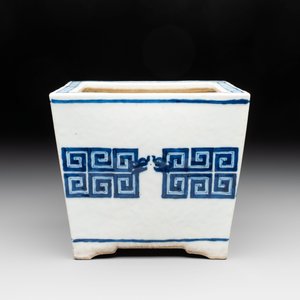 A Chinese blue and white 'chilong' square jardinière, 19th C. — 照片 5
