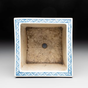 A Chinese blue and white 'chilong' square jardinière, 19th C. — 照片 6