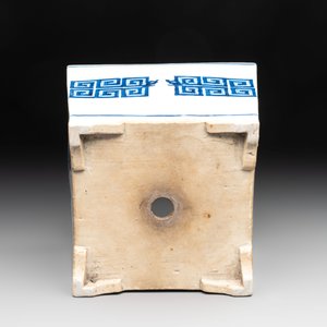 A Chinese blue and white 'chilong' square jardinière, 19th C. — 照片 7